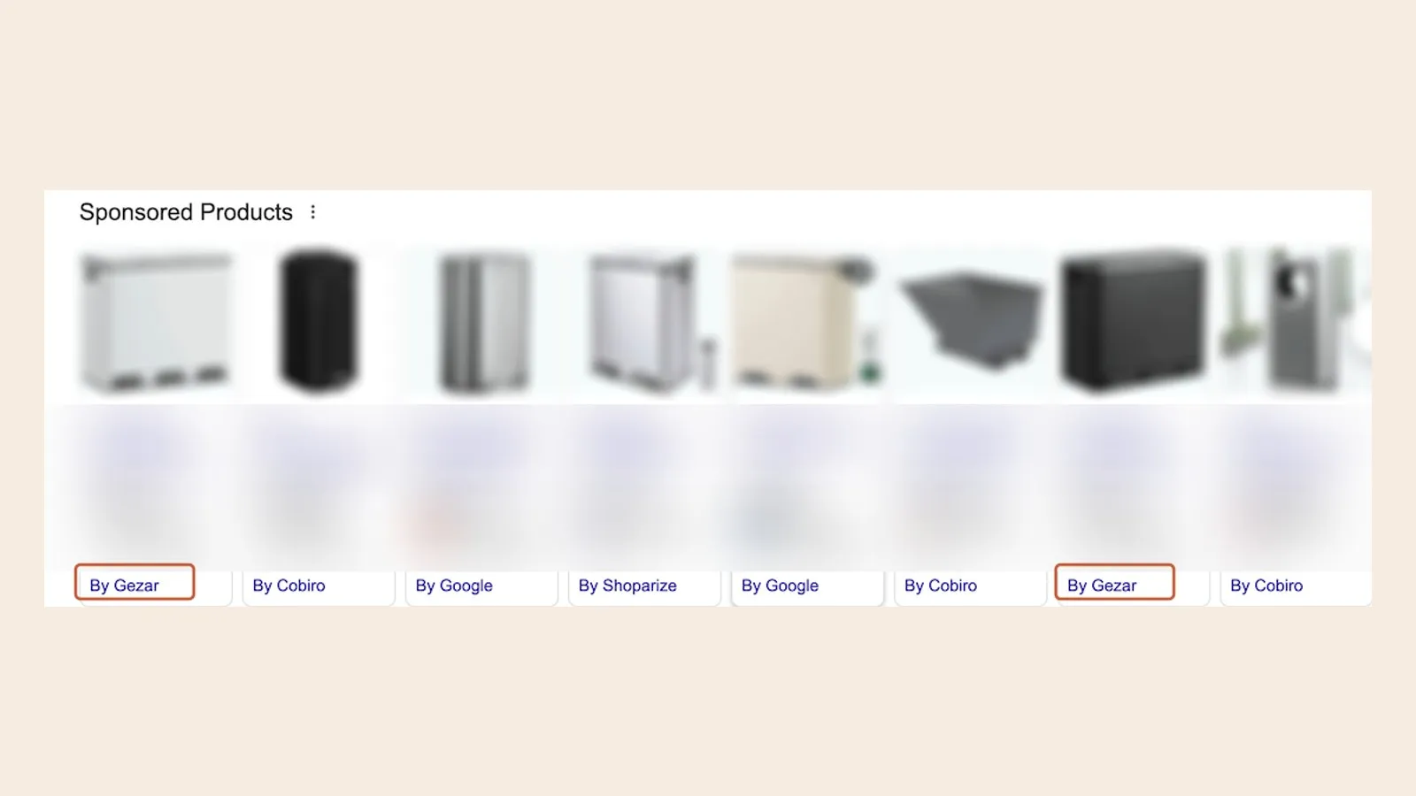 En rigtig resultatside fra Google Shopping med otte sponsorerede annoncer. En lille linje under hver annonce navngiver den Comparison Shopping Service, der har indsendt den, for eksempel By Gezar eller By Google; By Gezar-linjen er markeret med en ramme.