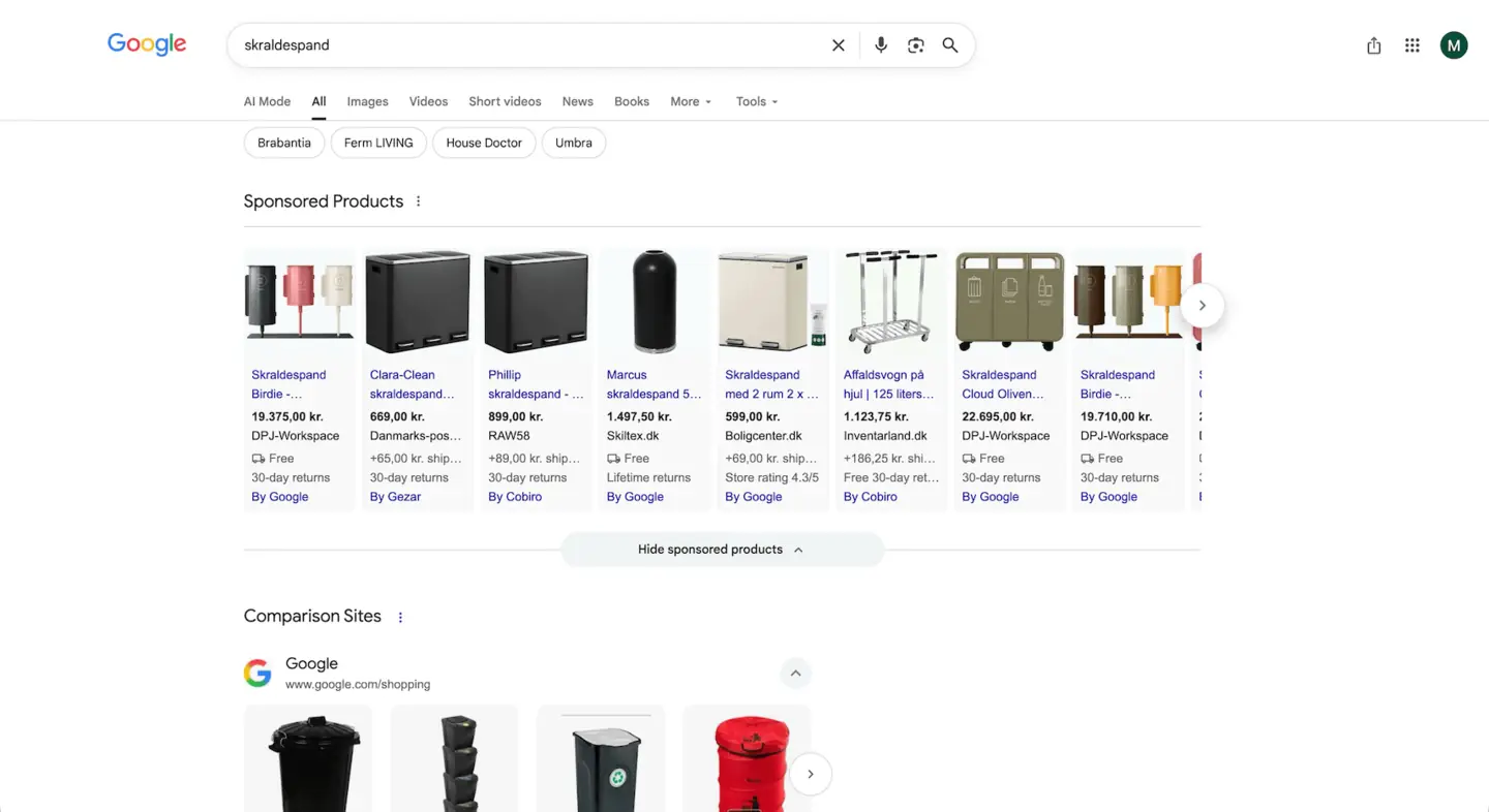 La page de résultats de Google pour skraldespand (poubelle en danois) avec des annonces Shopping. Sous chaque annonce, une ligne : By Google, By Gezar ou By Cobiro